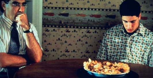 Подловили: секс с лавочкой и столом для пикника