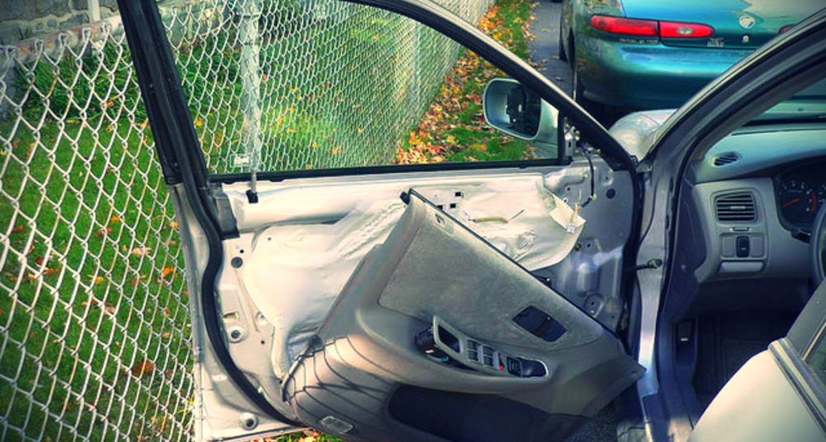 Как открыть машину, если захлопнулась дверь (видео)