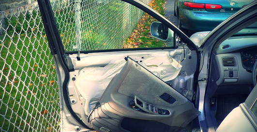 Как открыть машину, если захлопнулась дверь (видео)