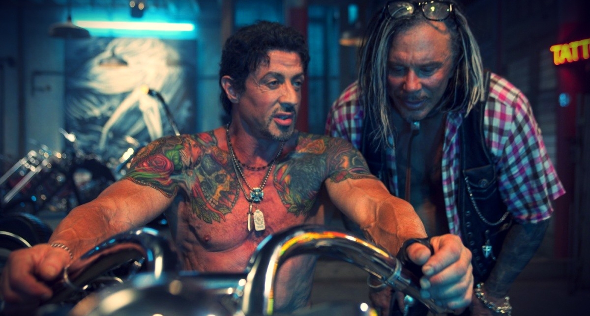 Неудержимая мода: гид по стилю актеров популярного боевика