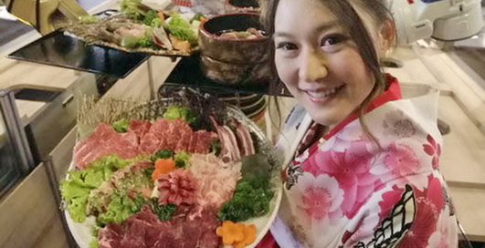 Робот-слуга пользуется микроволновкой