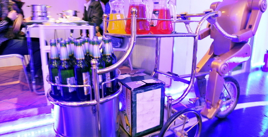 Роботы стали официантами