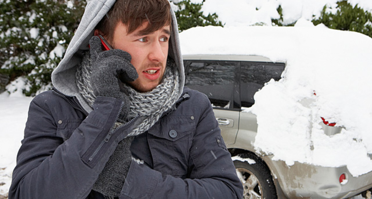 Вытаскиваем застрявшую машину из сугроба