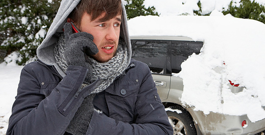 Вытаскиваем застрявшую машину из сугроба