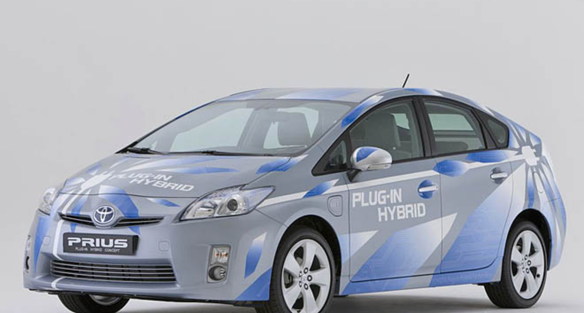 Автомобили Toyota будут подзаряжать от розетки