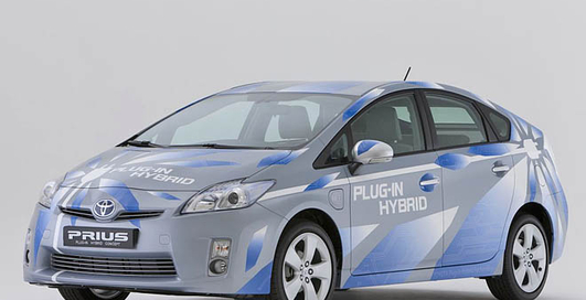 Автомобили Toyota будут подзаряжать от розетки