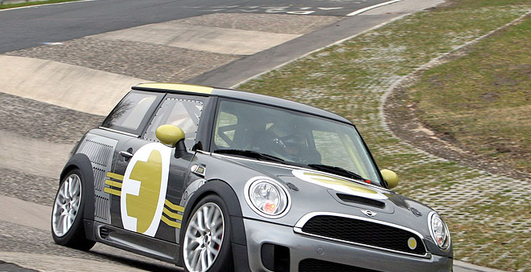 Электрокар MINI E испытали на Нюрбургринге (видео)
