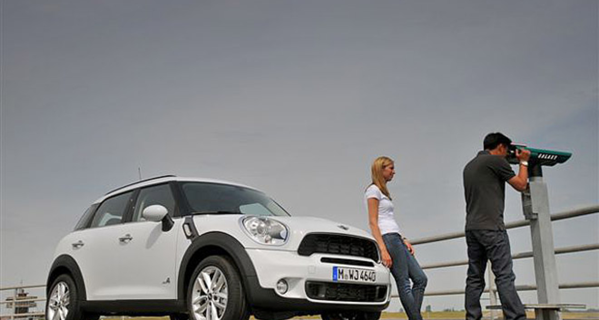 Названа цена кроссовера Mini для Украины