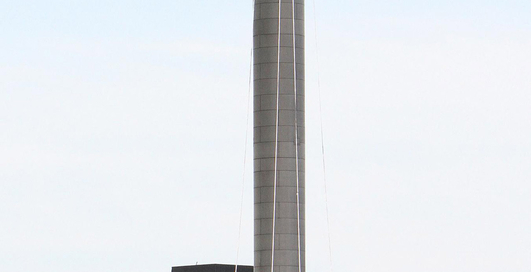 Четырем Volkswagen удалось снести 140-тонную трубу (фото)