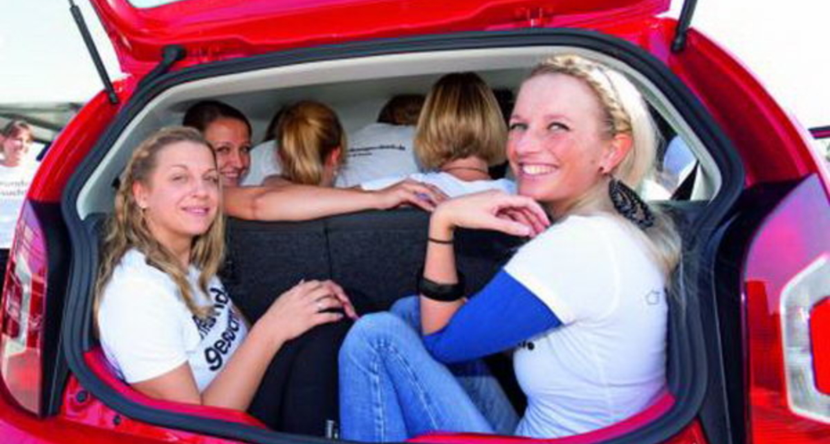 В салон Volkswagen Up! поместилось 16 девушек (фото)