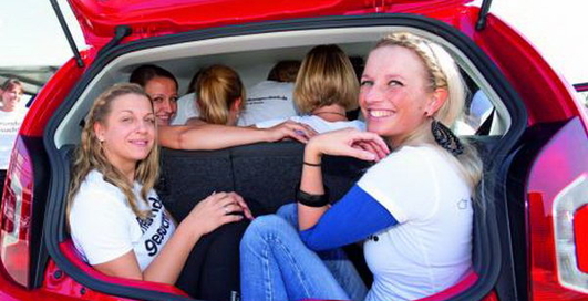 В салон Volkswagen Up! поместилось 16 девушек (фото)