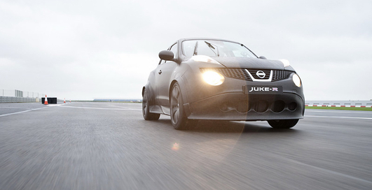 Nissan Juke-R обкатали на трассе в Сильверстоуне (фото)