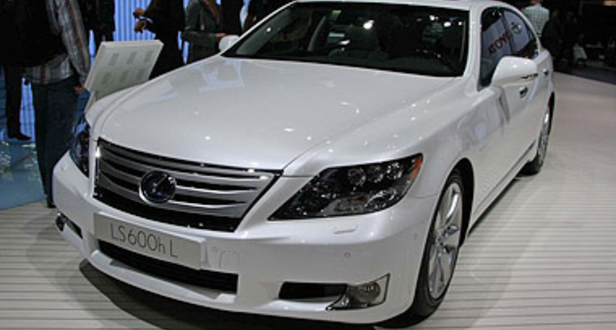 Lexus представил обновленный гибрид LS600h
