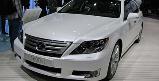 Lexus представил обновленный гибрид LS600h