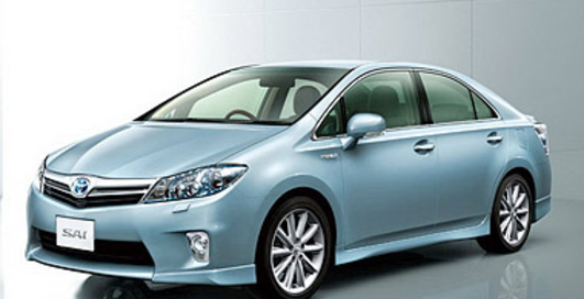 Toyota показала гибридный седан Sai
