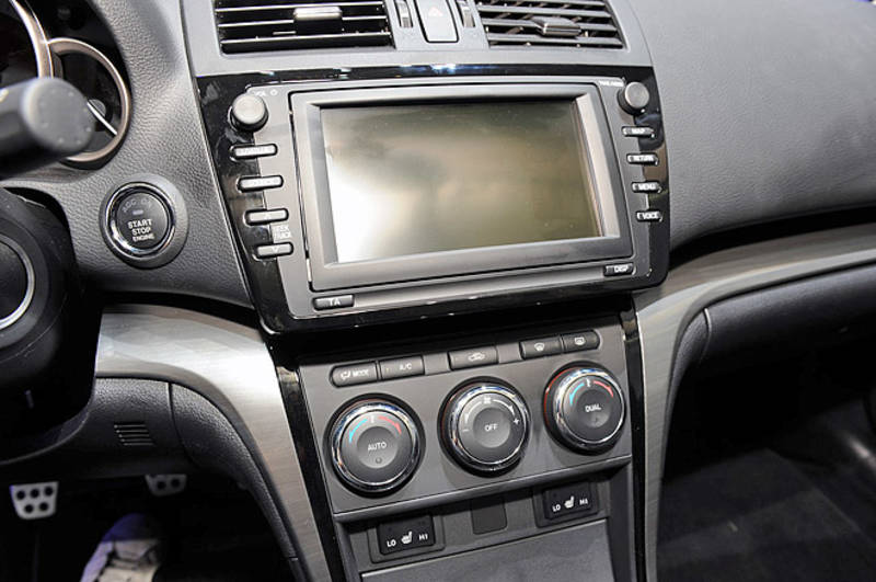 Экран мазда 6. Магнитола 2 din Mazda 6 GH. Mazda 6 GH монитор. Монитор Мазда 6 gg. Планшет в Мазда 6 GH.