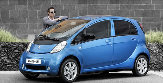 Peugeot представит в Париже авто на батарейках