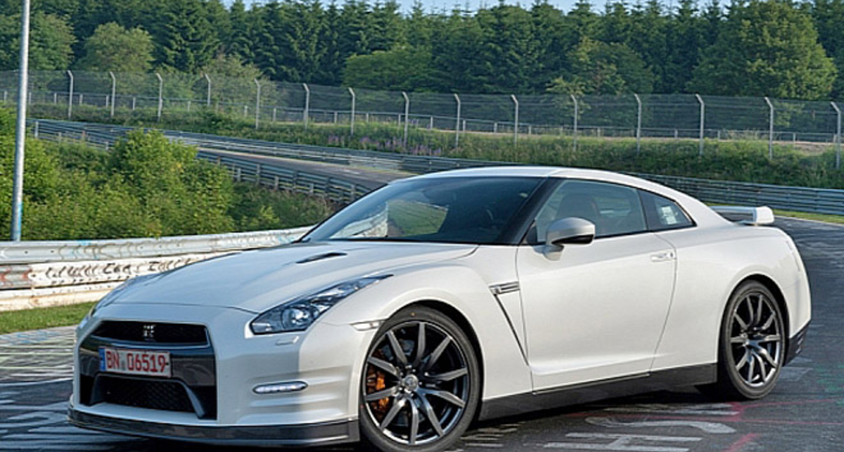 Nissan GT-R дышит в спину Porsche 911 (фото)