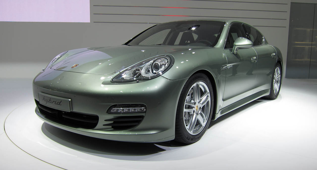 Гибридный Porsche Panamera S привлек внимание Женевы (фото)