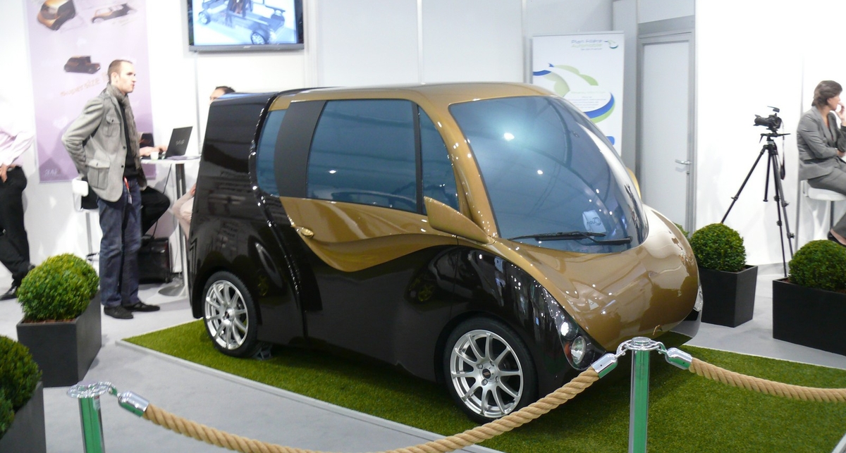 Французы привезли в Женеву раздвижное авто (видео)