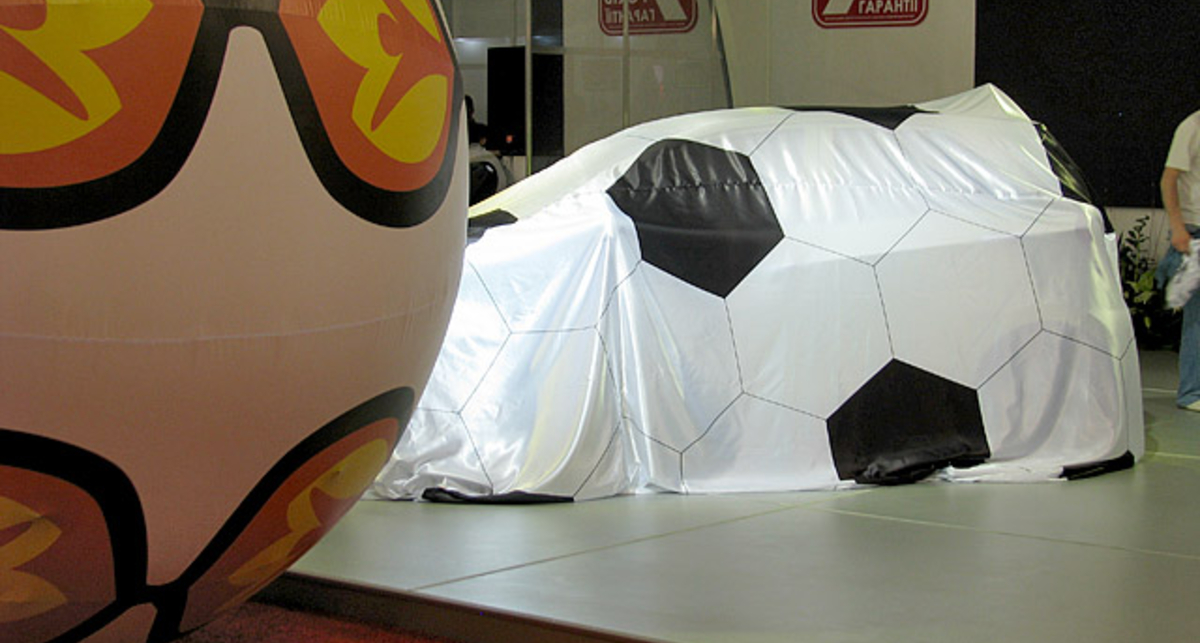 SIA 2011 началось с «пикантной» премьеры (фото, видео)