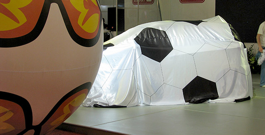 SIA 2011 началось с «пикантной» премьеры (фото, видео)