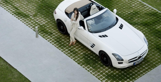 Суперкар с "крыльями чайки" лишился крыши (фото)