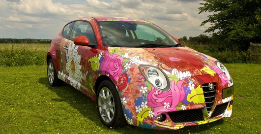 17-летняя красотка оказалась на капоте Alfa Romeo (фото)