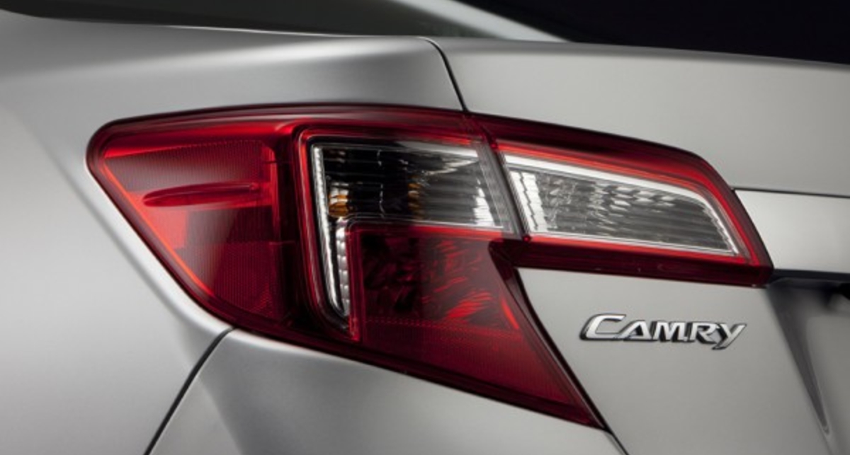 Toyota показала кусочки новой Camry (фото)