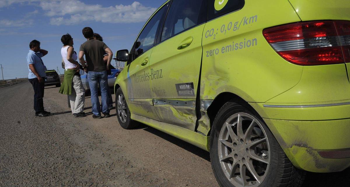 Новейший Mercedes-Benz не выдержал испытания Казахстаном (фото)