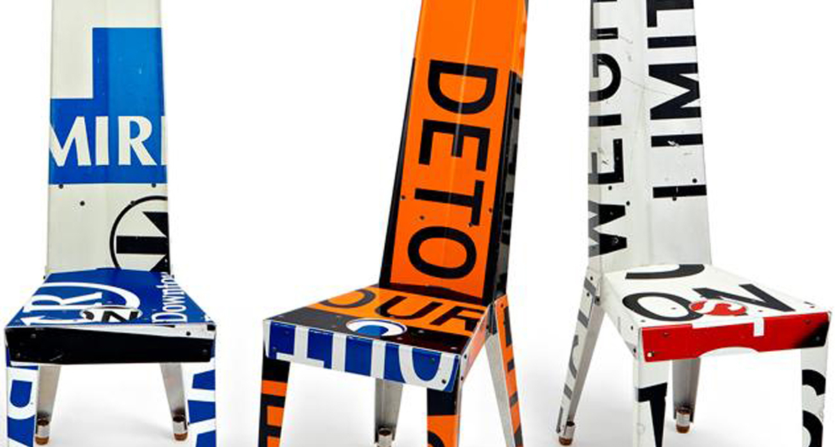 Из дорожных знаков сделали мебель (фото)