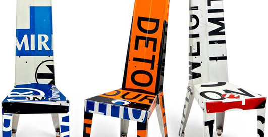 Из дорожных знаков сделали мебель (фото)