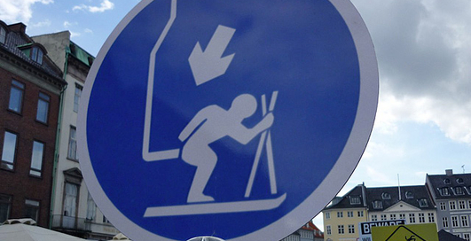 Абсурд на дорогах: Самые смешные дорожные знаки (фото)