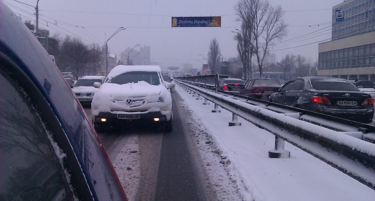 Снег парализовал движение транспорта в Киеве