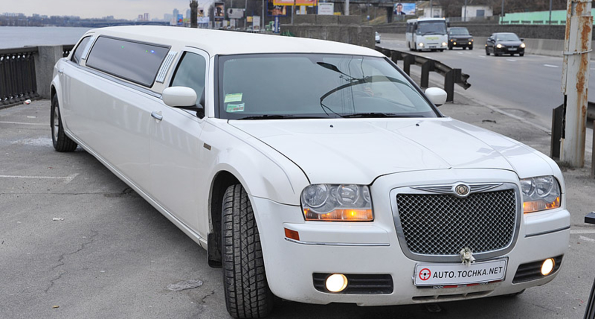 Тест-драйв лимузина: В Новый год на колесах (видео)