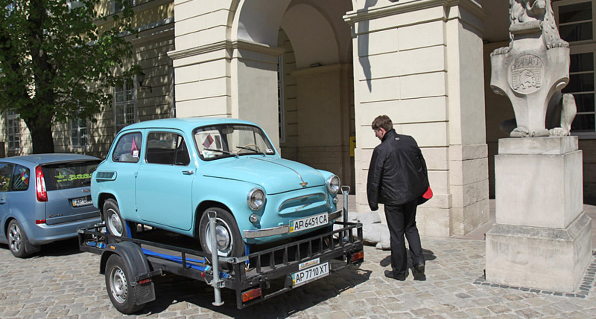Мэр Львова пересел на "горбатый" "Запорожец" (фото)