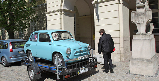Мэр Львова пересел на "горбатый" "Запорожец" (фото)