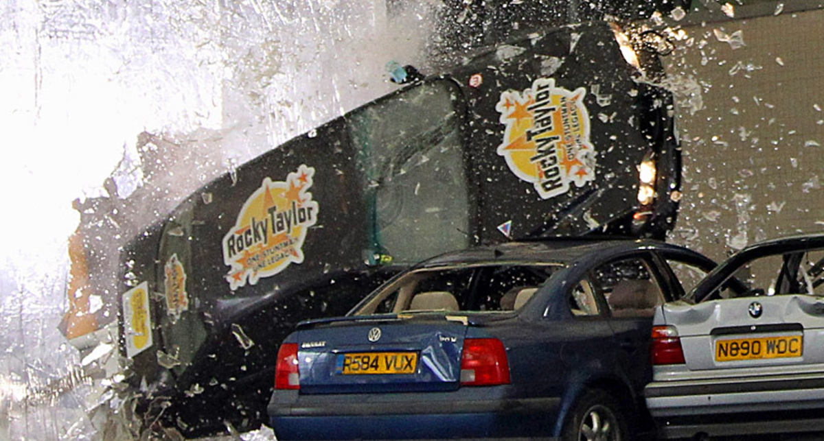 Каскадер ради благотворительности протаранил огромное стекло (фото)