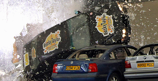 Каскадер ради благотворительности протаранил огромное стекло (фото)