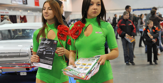 К эксклюзивным автомобилям - красивых девушек! (фото)