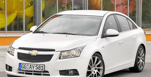 Chevrolet представил спортивный обвес для Aveo и Cruze
