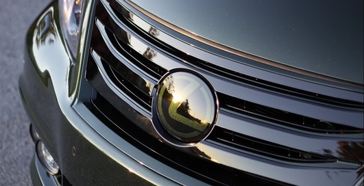 Роскошный Lexus LS600h получил "кислую мину" (фото)