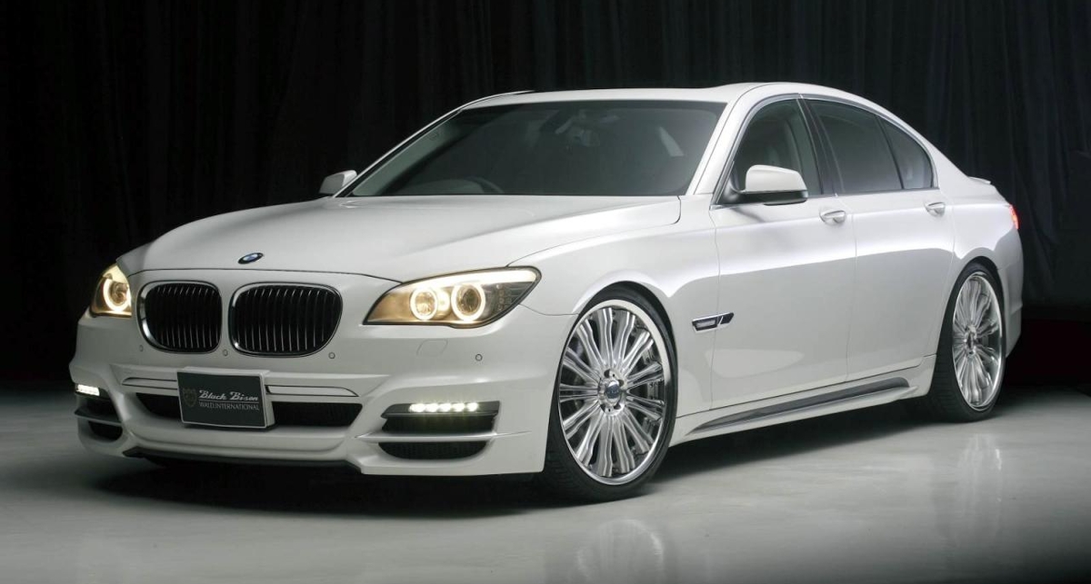 Автопарадокс: белый BMW 7-й серии стал 
