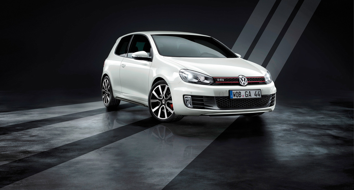 На VW Golf GTI появились три полоски Adidas (фото)