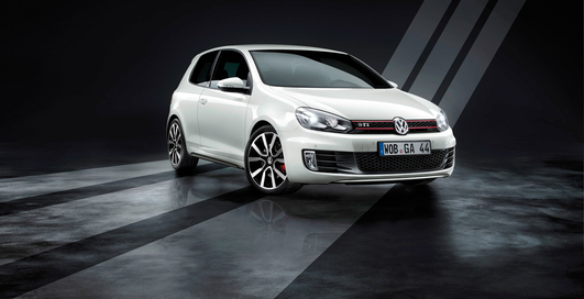На VW Golf GTI появились три полоски Adidas (фото)