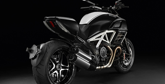 Тюнеры из AMG поработали над Ducati Diavel (фото)