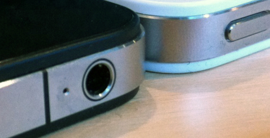 Белый iPhone 4 толще чёрного (фото)