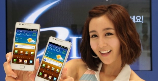 Samsung Galaxy S II воплотился в белом цвете (фото)