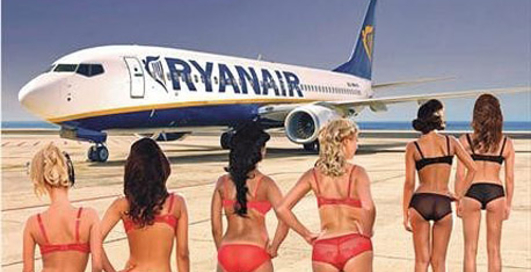 Стюардессы в купальниках и нижнем белье (фото)