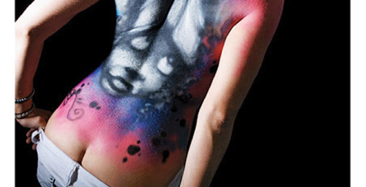 Граффити на голых моделях (фото)